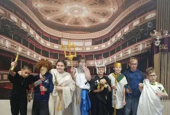 Uczniowie klasy 5a wcielili się w mitologiczne bóstwa na lekcji języka polskiego