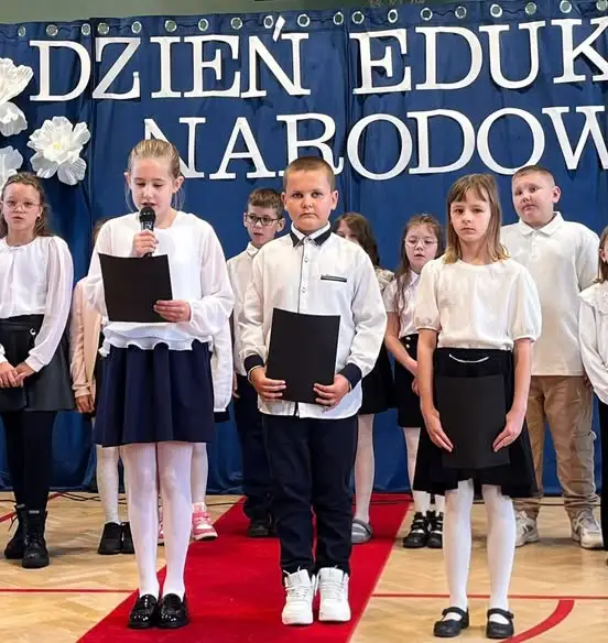 Dzień Edukacji Narodowej w szkole – akademie, nagrody i serduszka od świetlicy