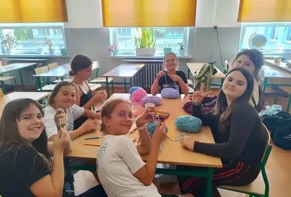 Świętochłowice: mali rękodzielnicy z SP19 stawiają pierwsze kroki w szyciu i szydełkowaniu